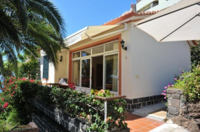 One bedroom bungalow with sea view enclosed garden and wifi at Funchal 1 km away from the beach